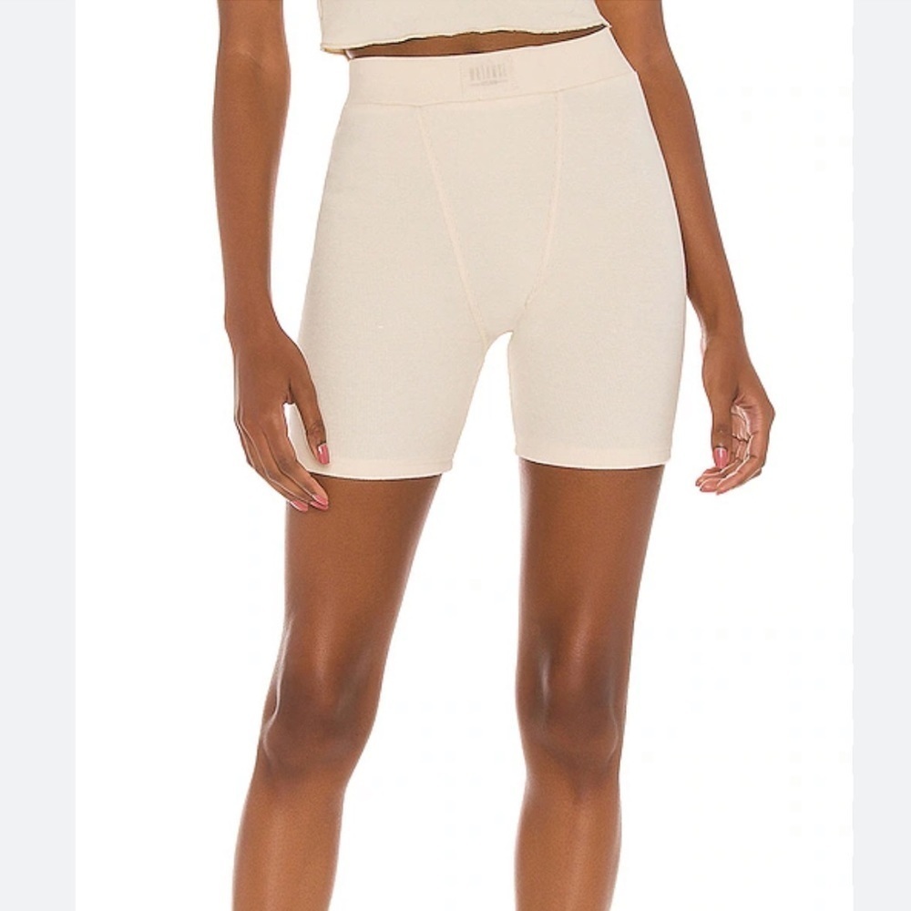 Winter Muse LNGE Rib Short in Vanilla 4